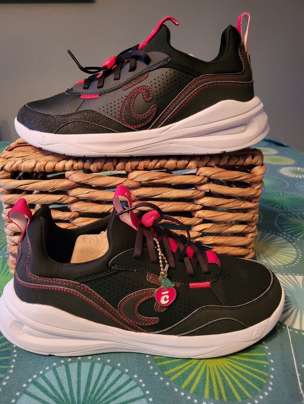 Clove Strada Sneakers Shoes Black Cherry Women's 8.5